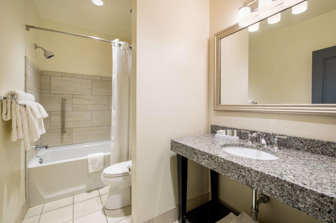 One-Bedroom Suite with Two Queen Beds at Hotel Florence, Tapestry Collection by Hilton