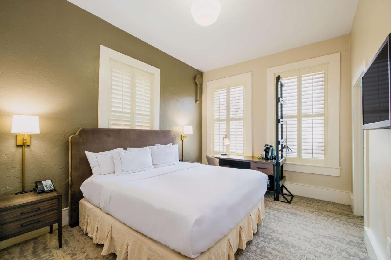 King Room at Hotel Florence, Tapestry Collection by Hilton