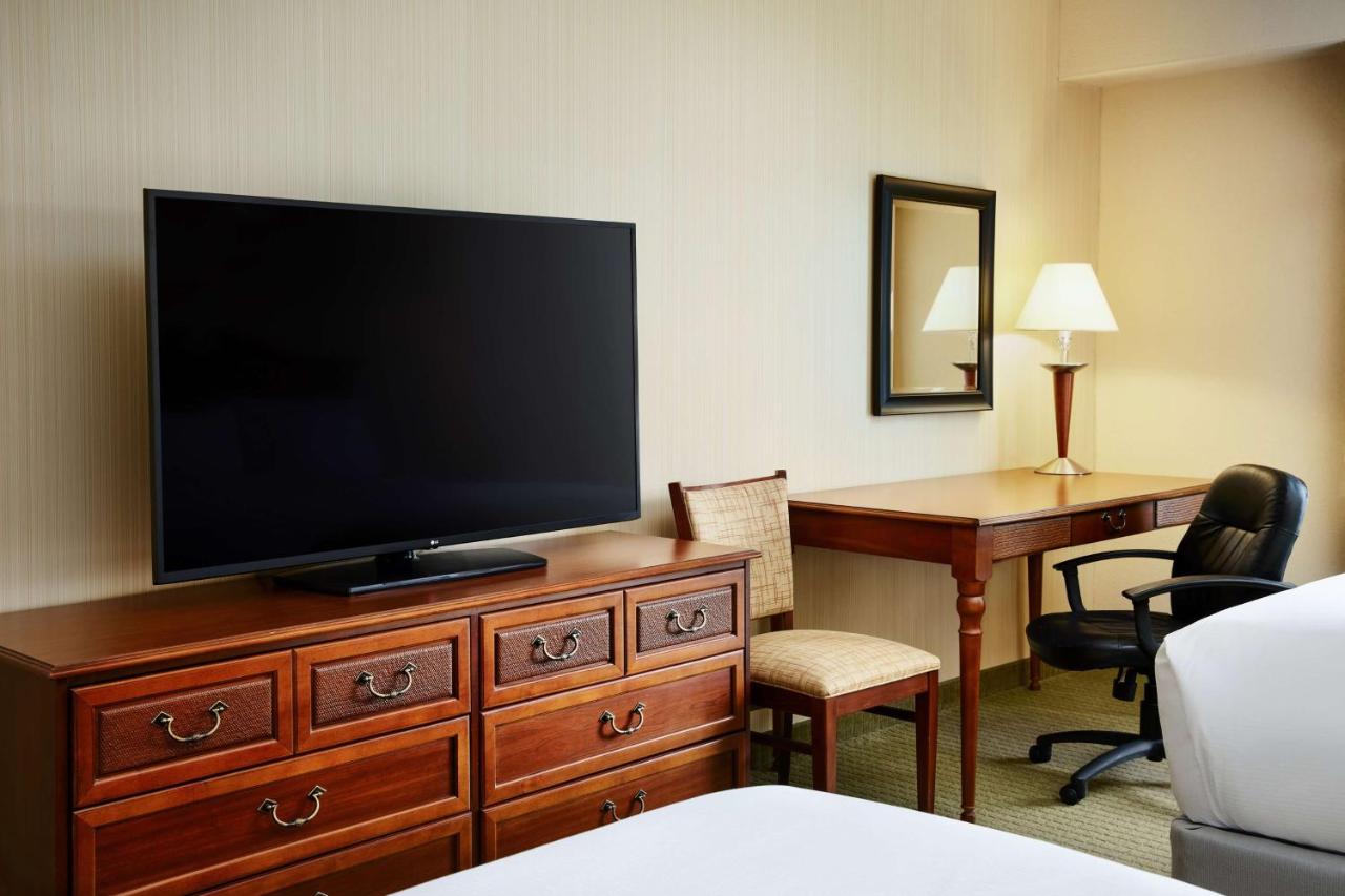  | Holiday Inn & Suites Front Royal Blue Ridge Shadows