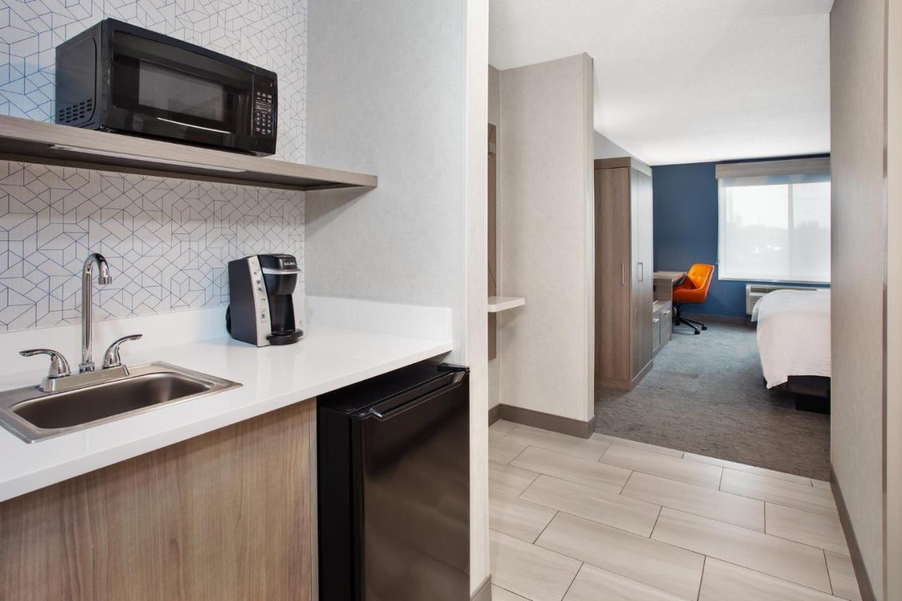 King Suite at Holiday Inn Express Hotel & Suites Belleville by IHG