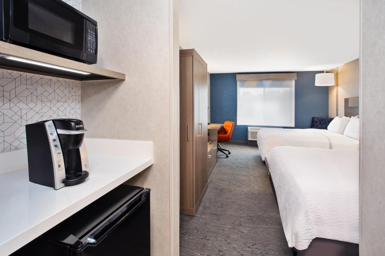 Queen Room with Two Queen Beds at Holiday Inn Express Hotel & Suites Belleville by IHG