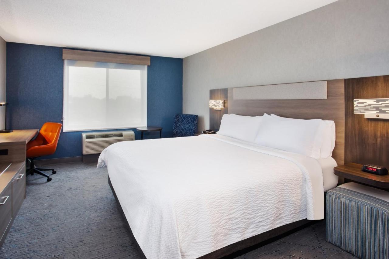 King Suite at Holiday Inn Express Hotel & Suites Belleville by IHG