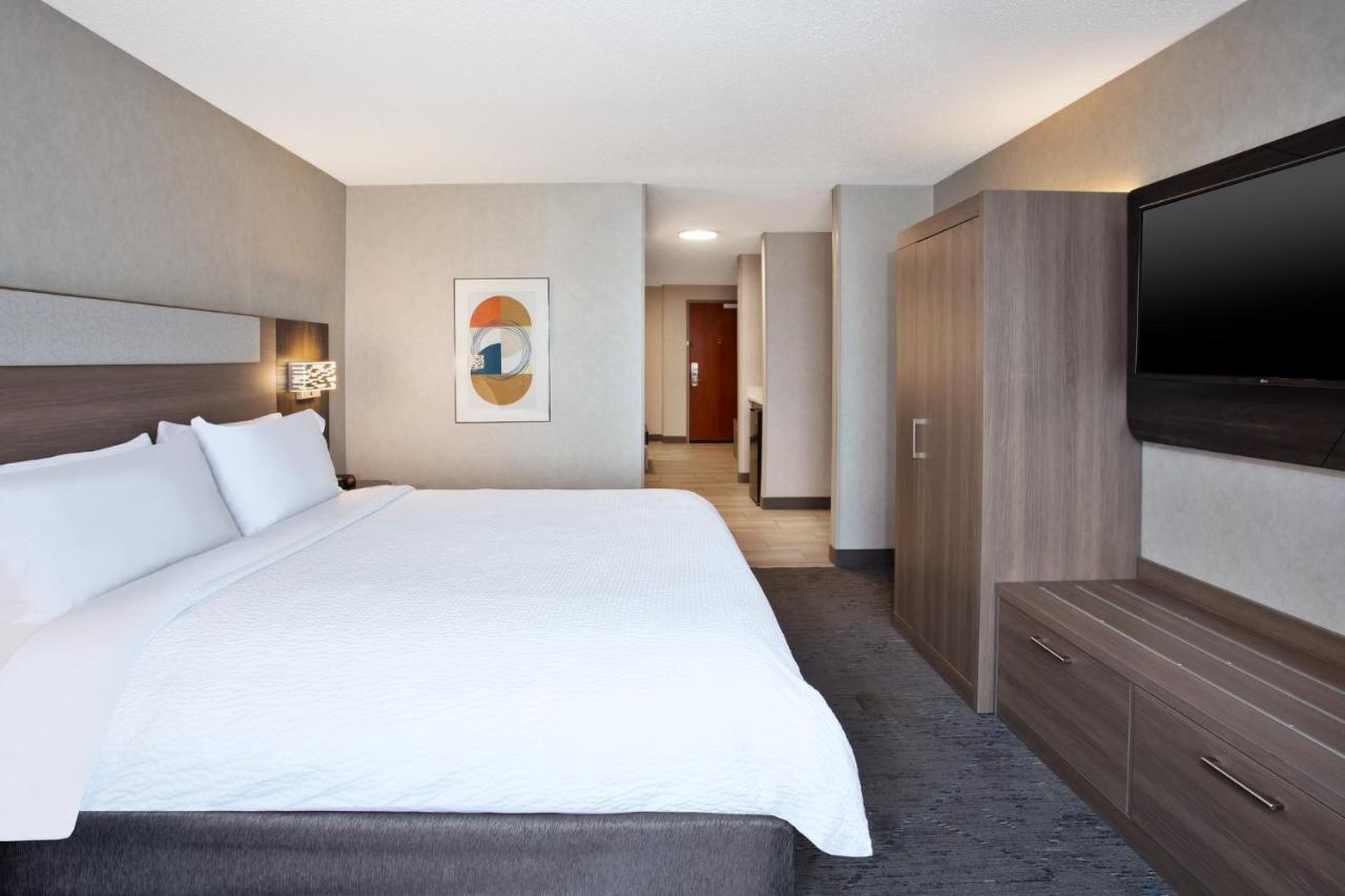 King Suite at Holiday Inn Express Hotel & Suites Belleville by IHG