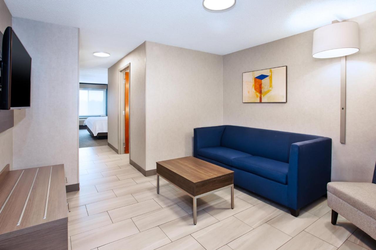 King Suite at Holiday Inn Express Hotel & Suites Belleville by IHG