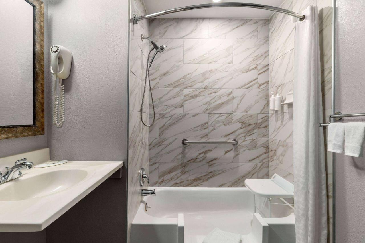 King Room - Mobility Access/Non-Smoking at Super 8 by Wyndham Columbus/Edinburgh