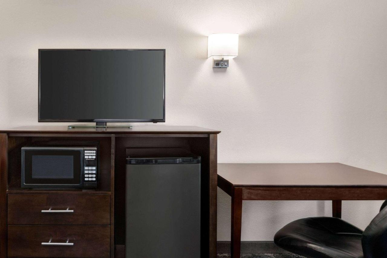 King Room - Mobility Access/Non-Smoking at Super 8 by Wyndham Columbus/Edinburgh