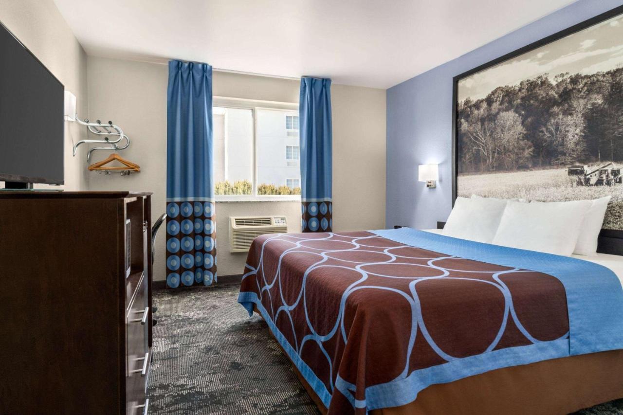 King Room - Mobility Access/Non-Smoking at Super 8 by Wyndham Columbus/Edinburgh