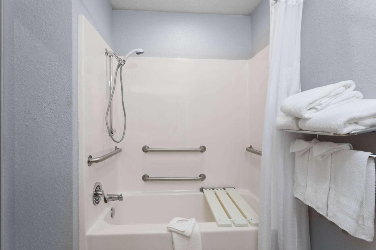 1 Queen Bed, Mobility/Hearing Impared Access Studio Suite, Non-Smoking at Microtel Inn & Suites by Wyndham Zephyrhills