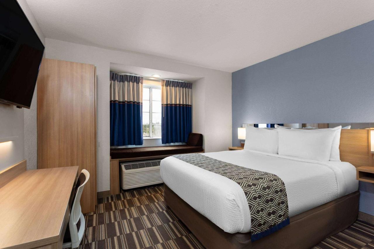 Queen Room - Non-Smoking at Microtel Inn & Suites by Wyndham Zephyrhills