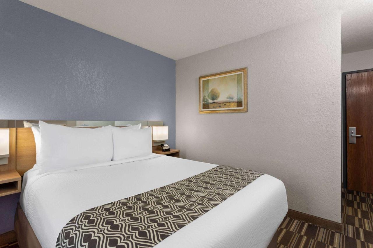 Queen Room - Non-Smoking at Microtel Inn & Suites by Wyndham Zephyrhills