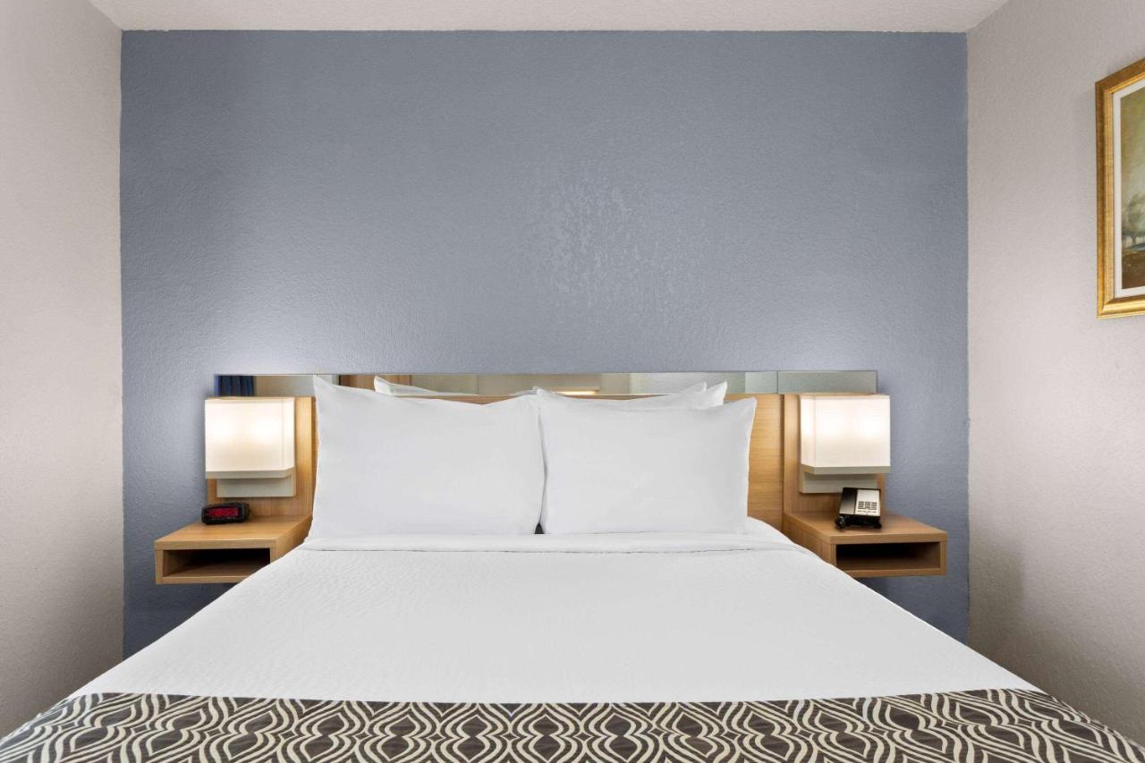 Queen Room - Non-Smoking at Microtel Inn & Suites by Wyndham Zephyrhills
