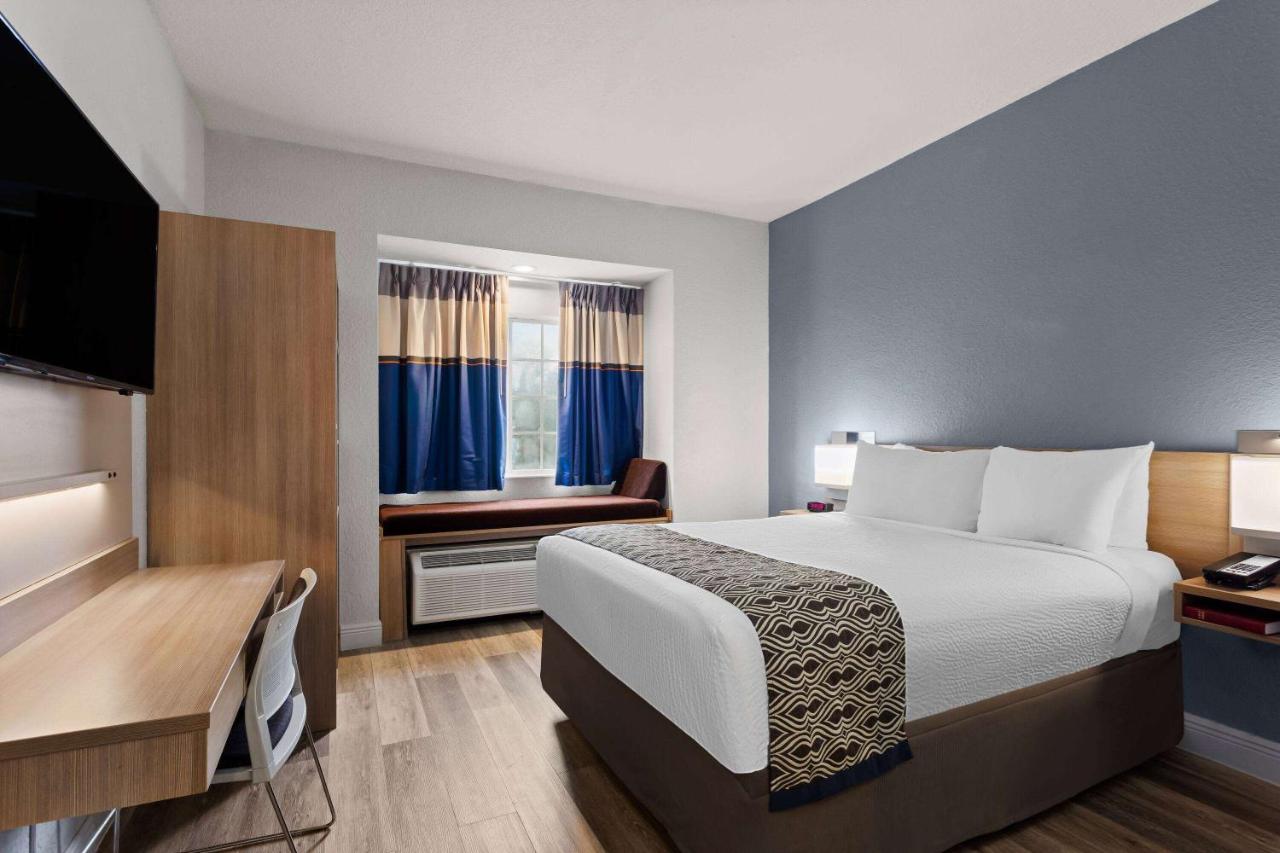 Queen Room - Non-Smoking at Microtel Inn & Suites by Wyndham Zephyrhills