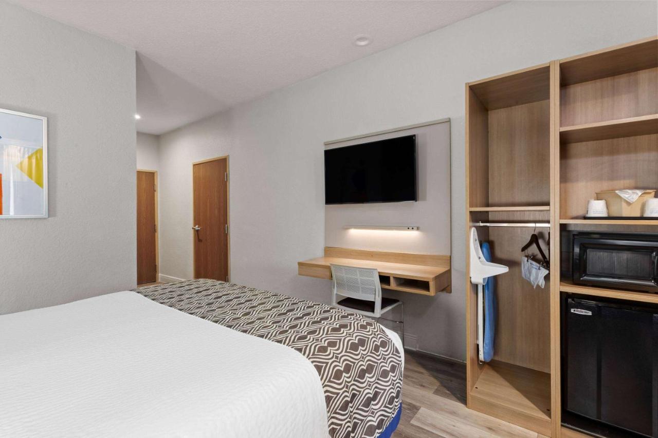 1 Queen Bed, Mobility/Hearing Impaired Accessible Room, Bathtub W/Grab Bars, Non-smoking at Microtel Inn & Suites by Wyndham Zephyrhills