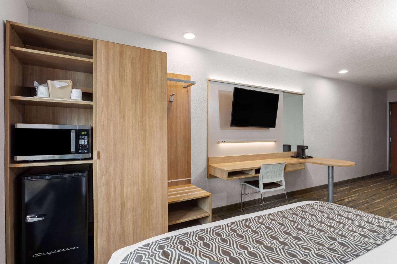 Queen Studio Suite - Non-Smoking at Microtel Inn & Suites by Wyndham Zephyrhills