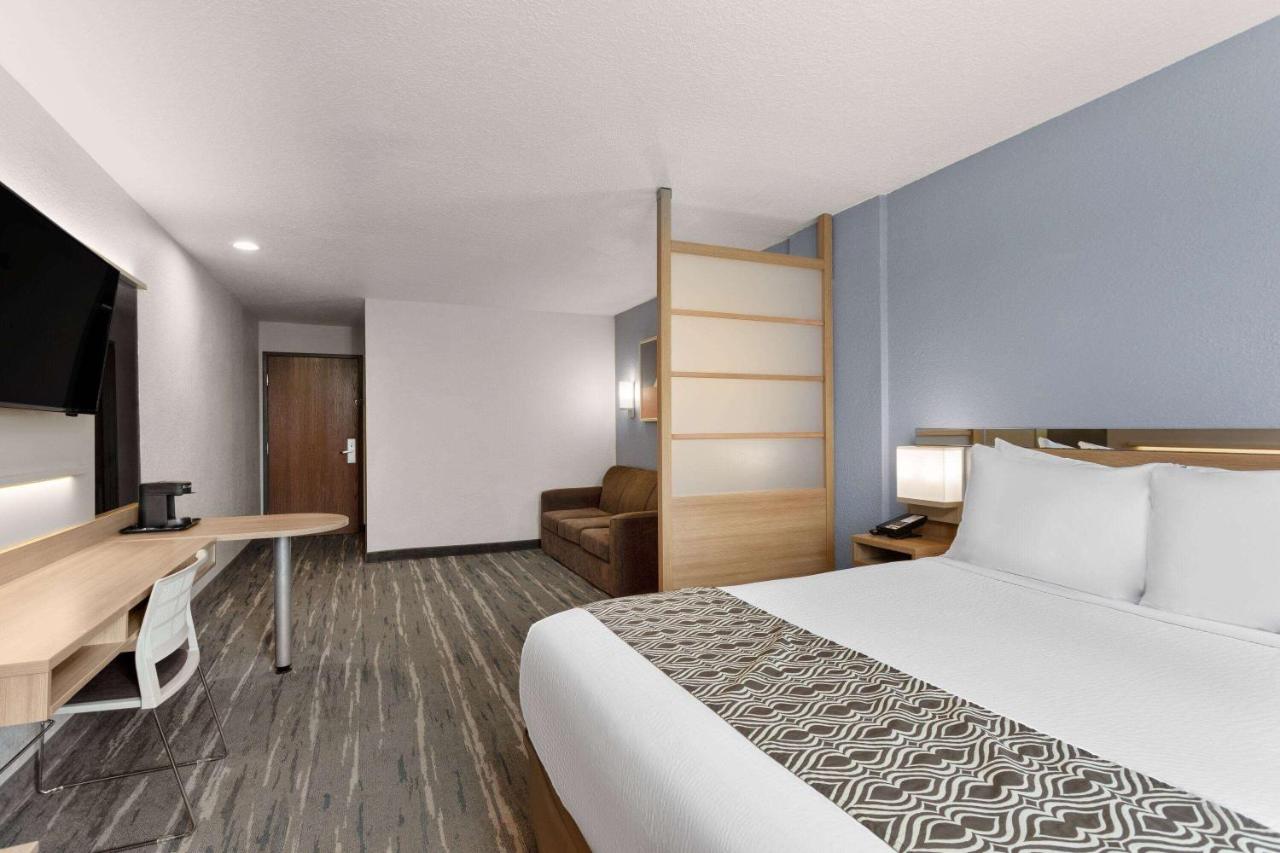 Queen Studio Suite - Non-Smoking at Microtel Inn & Suites by Wyndham Zephyrhills