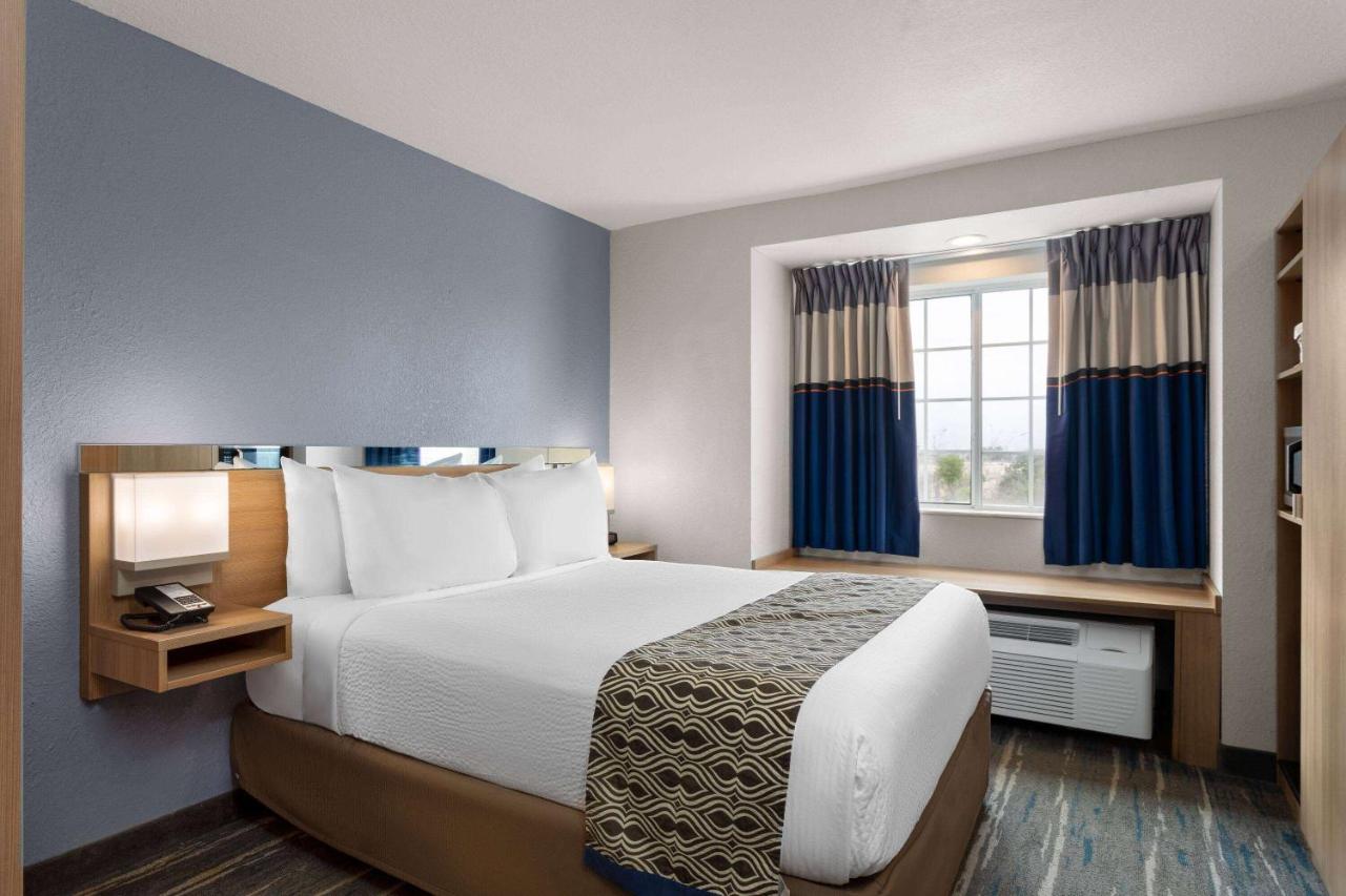 Queen Studio Suite - Non-Smoking at Microtel Inn & Suites by Wyndham Zephyrhills