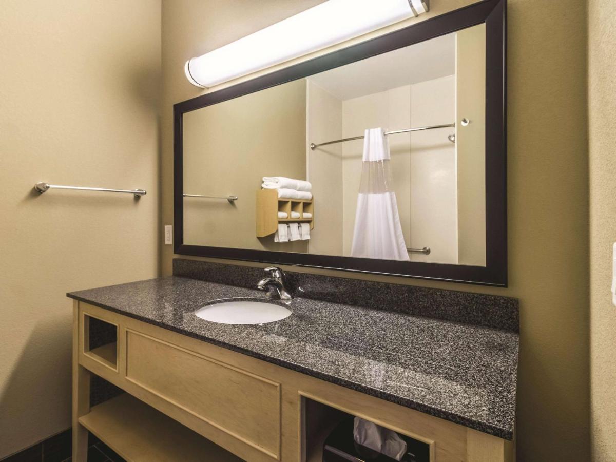 Deluxe Queen Room with Two Queen Beds at La Quinta Inn & Suites by Wyndham Fargo-Medical Center