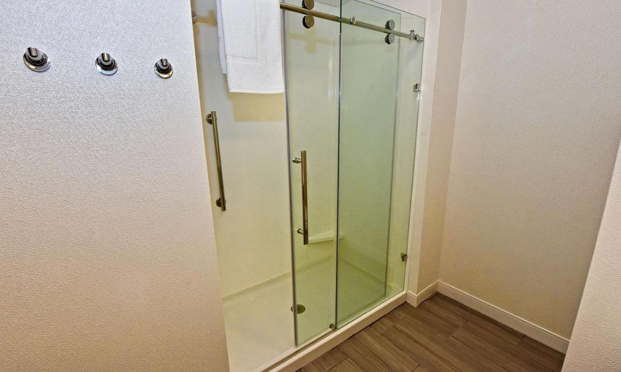 King Room with Sofa Bed - Mobility Accessible - Non-Smoking at Hampton Inn Kirksville