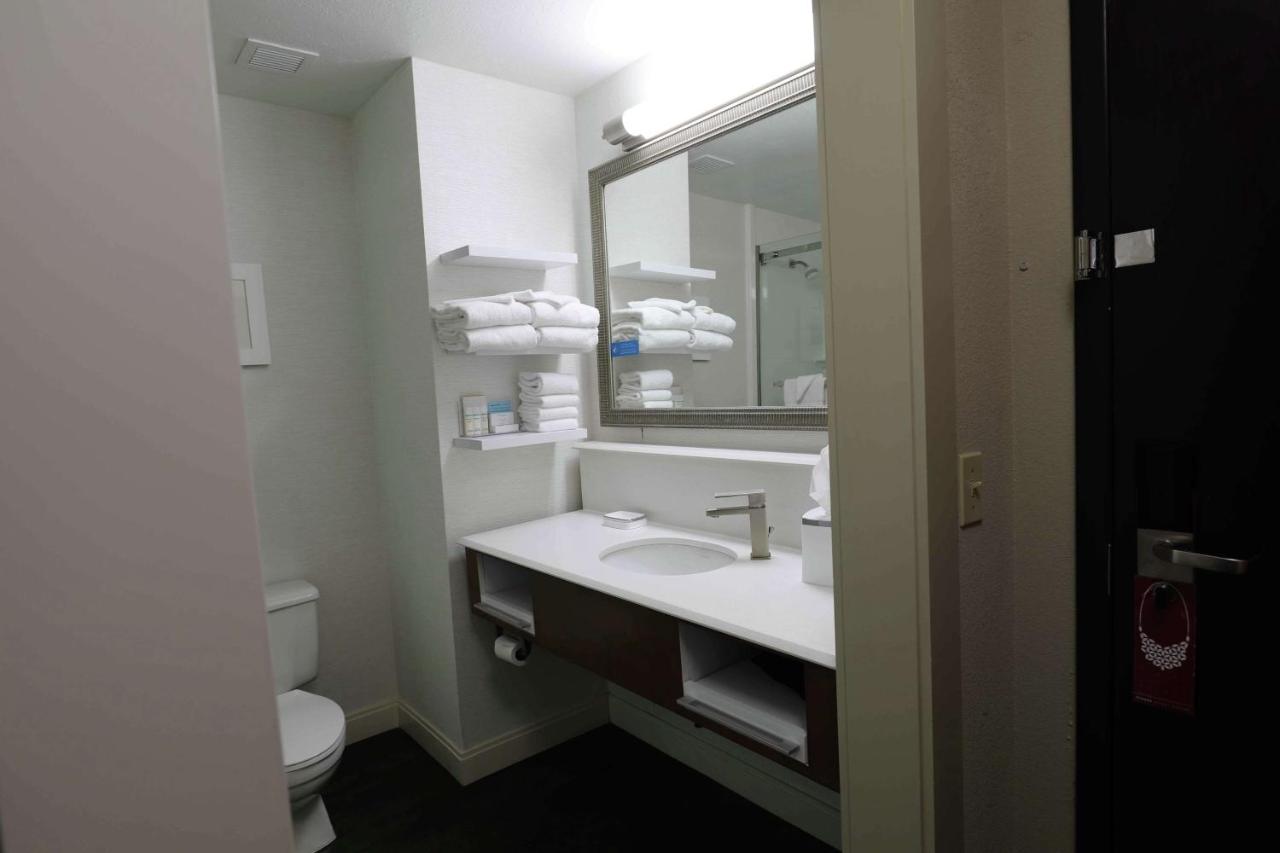 Queen Room - Non-Smoking at Hampton Inn Dyersburg