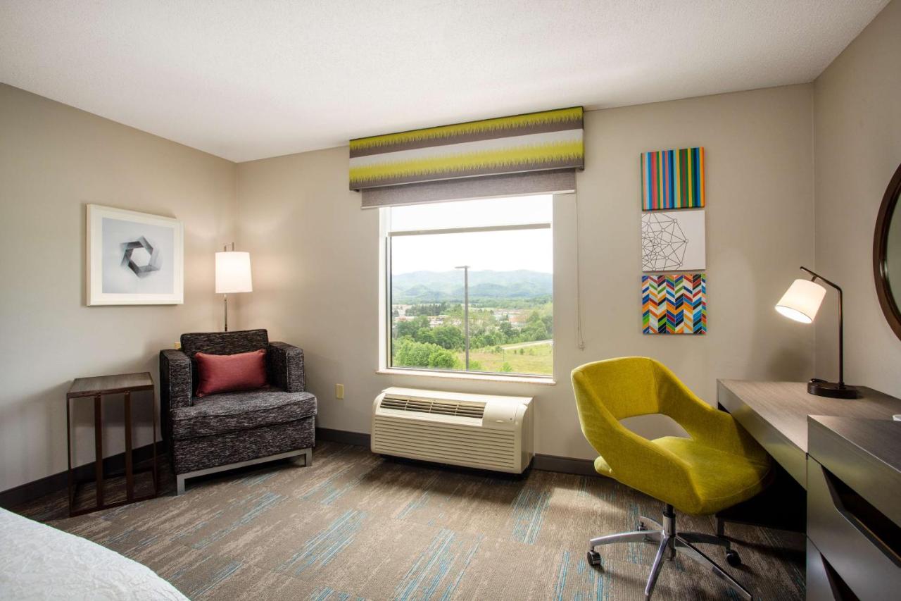 King Room - Non-Smoking at Hampton Inn Elkins