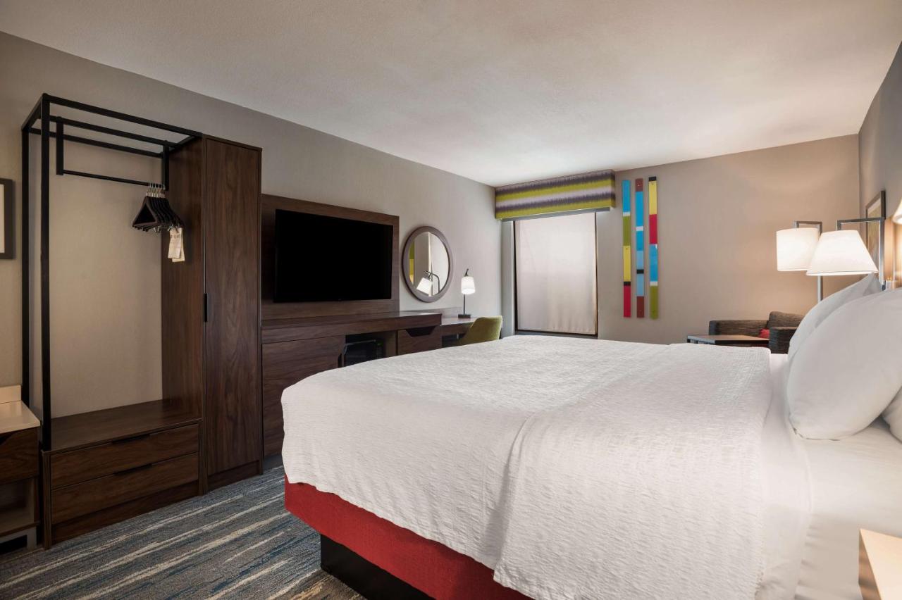 King Room with Microwave - Non-Smoking at Hampton Inn Gadsden