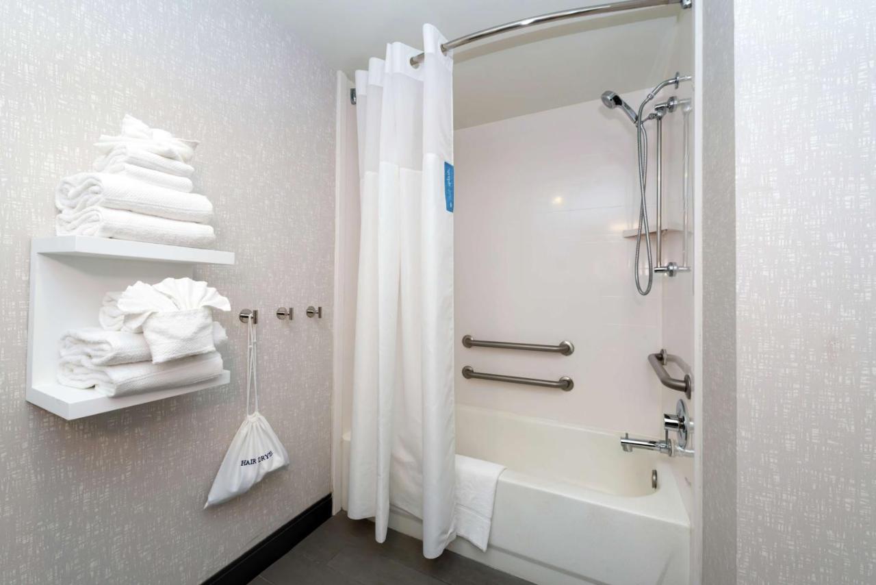 King Room with Tub - Disability Access/Non-Smoking at Hampton Inn Greensboro-Airport