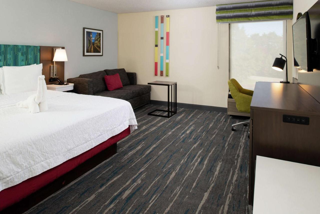 King Room with Sofa Bed and Garden View at Hampton Inn Greensboro-Airport