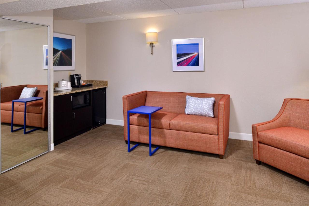 King Suite- Non-Smoking at Hampton Inn Henderson