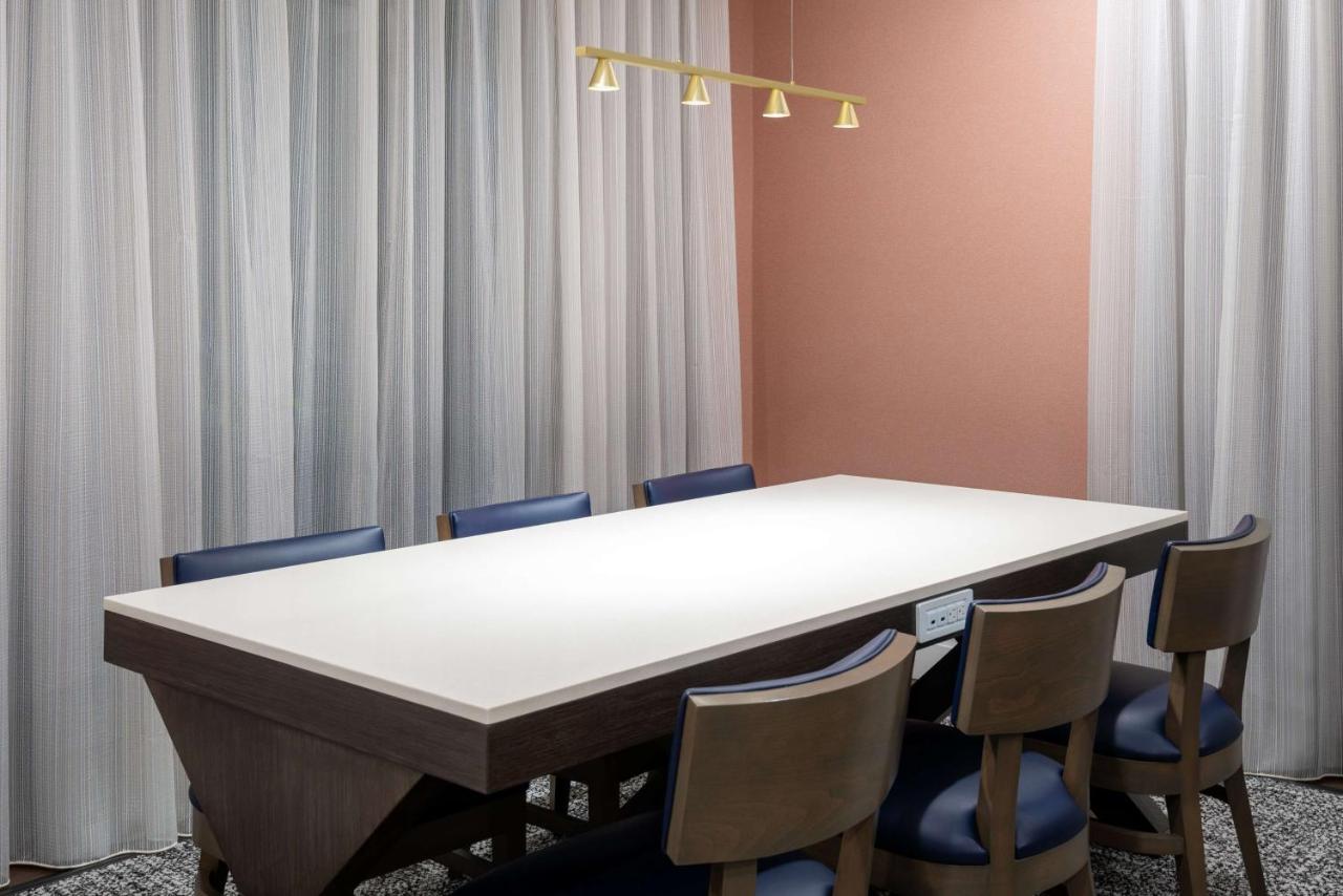 | Hampton Inn and Suites Hartford/Farmington