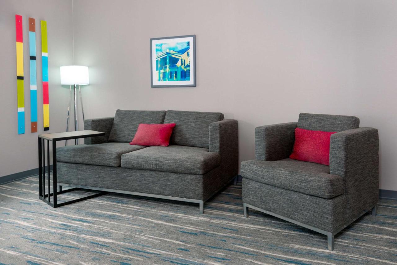 | Hampton Inn and Suites Hartford/Farmington
