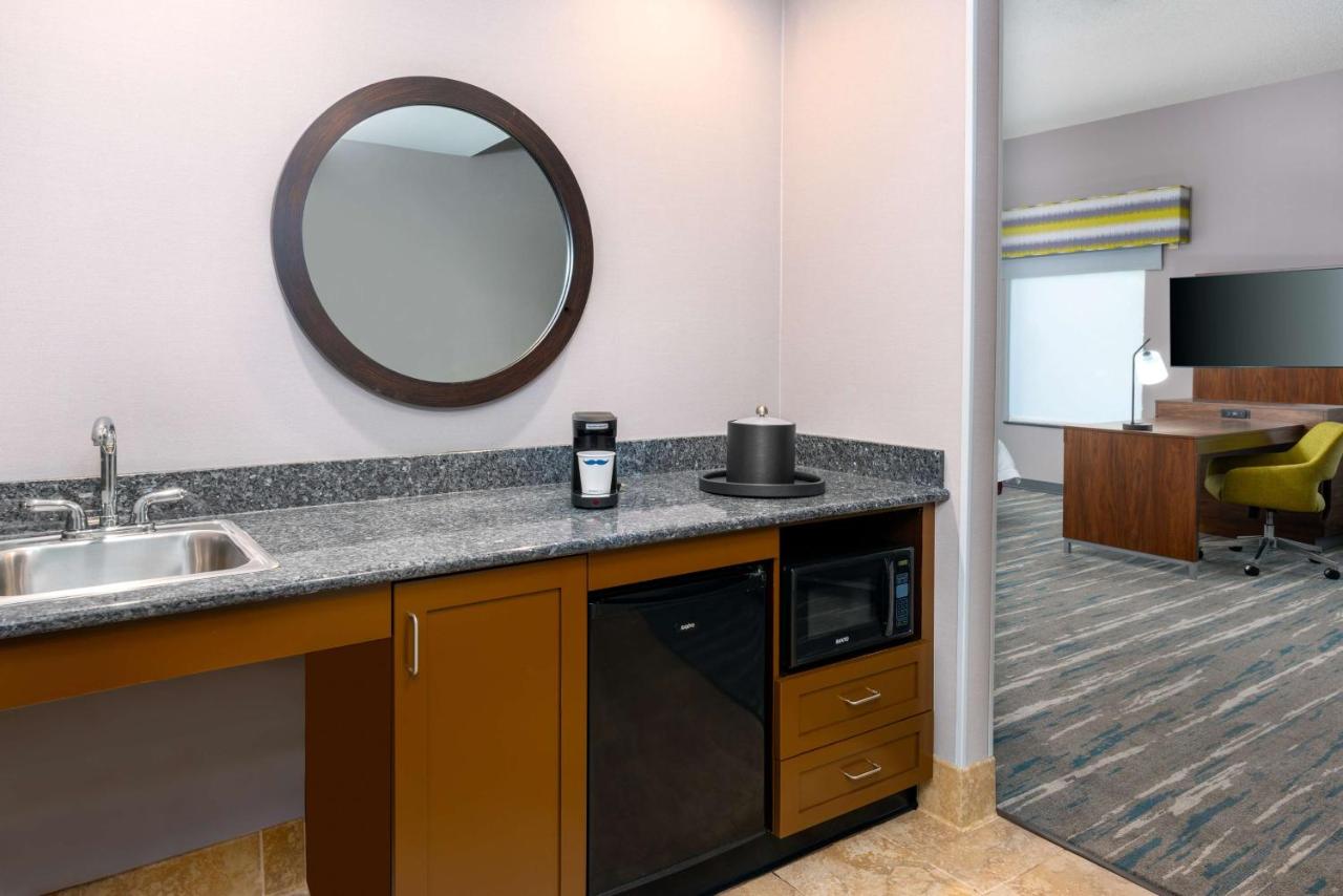 | Hampton Inn and Suites Hartford/Farmington