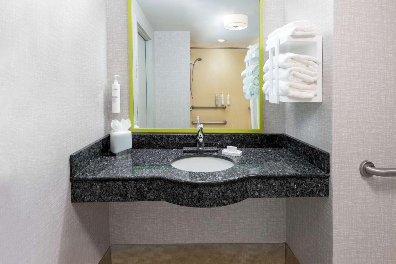| Hampton Inn and Suites Hartford/Farmington
