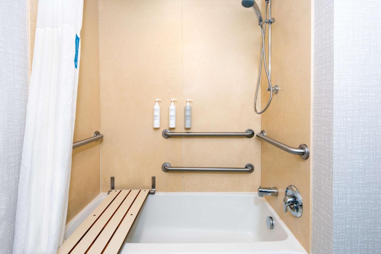 | Hampton Inn and Suites Hartford/Farmington