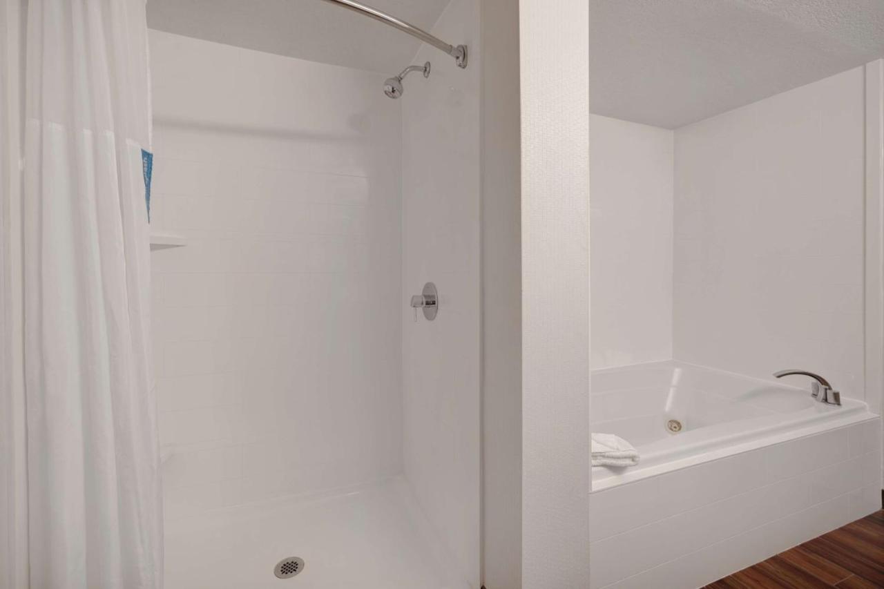 King Room with Whirlpool - Non-Smoking at Hampton Inn Hot Springs