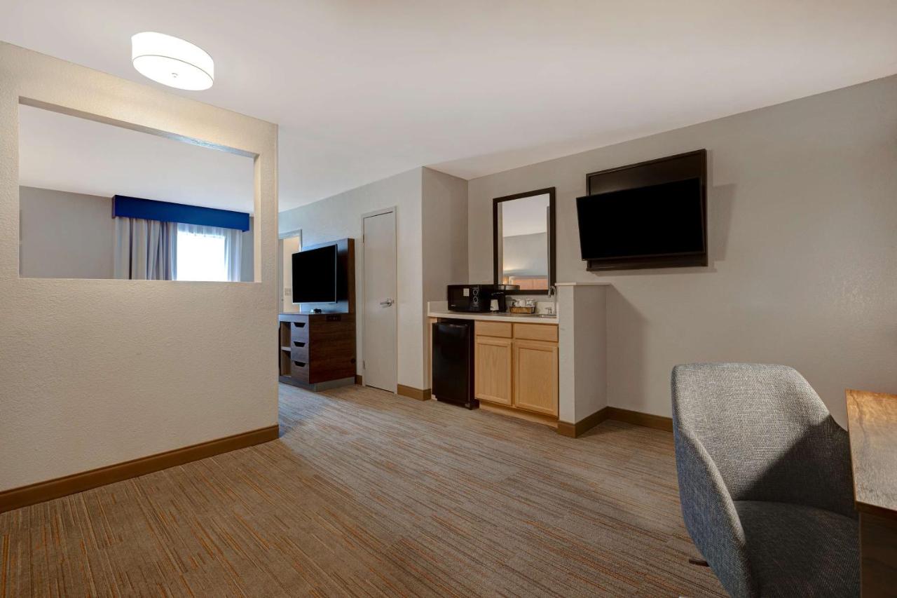 King Suite with Spa Bath - Non-Smoking at Hampton Inn Hot Springs