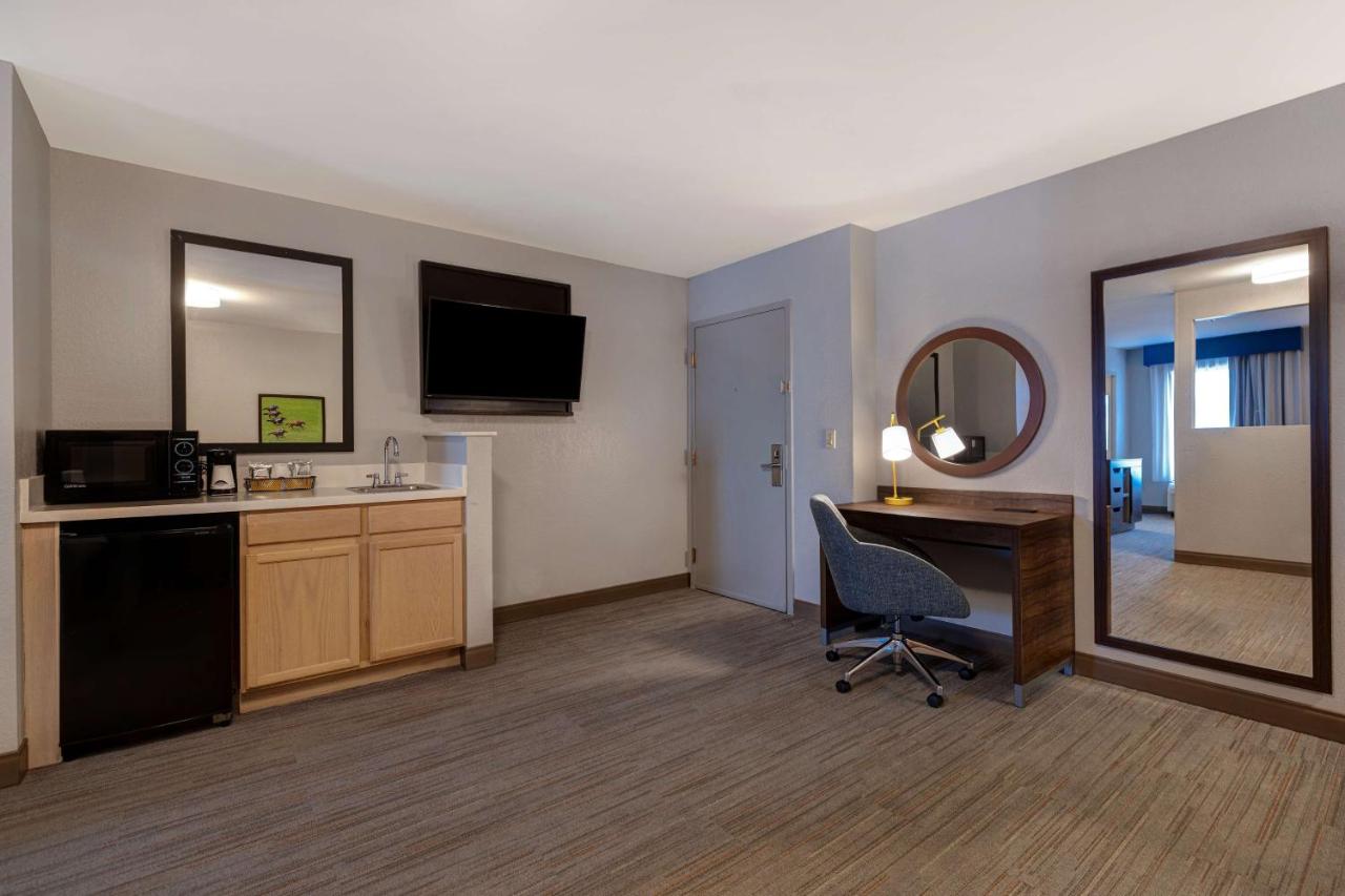 King Suite with Spa Bath - Non-Smoking at Hampton Inn Hot Springs