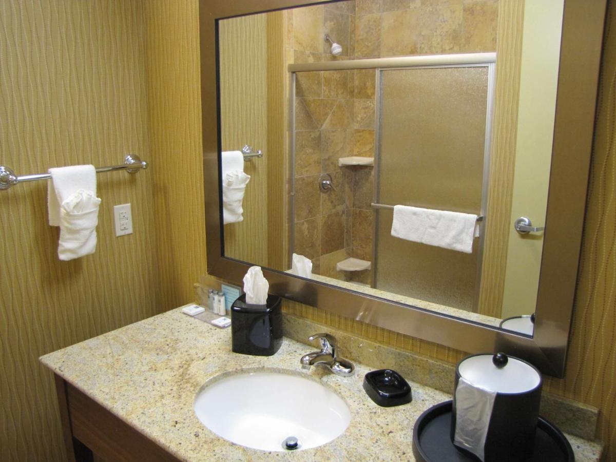 King Room at Hampton Inn & Suites Jamestown, ND
