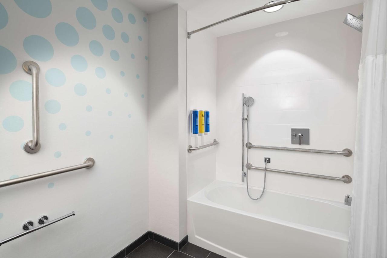 King Room - Mobility Accessible with Bath Tub at Tru By Hilton Ft. Lauderdale Airport