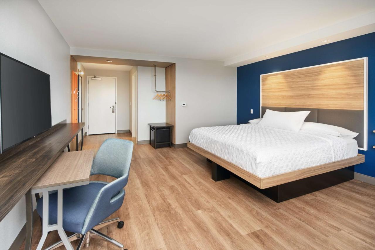 King Room - Mobility Accessible with Bath Tub at Tru By Hilton Ft. Lauderdale Airport