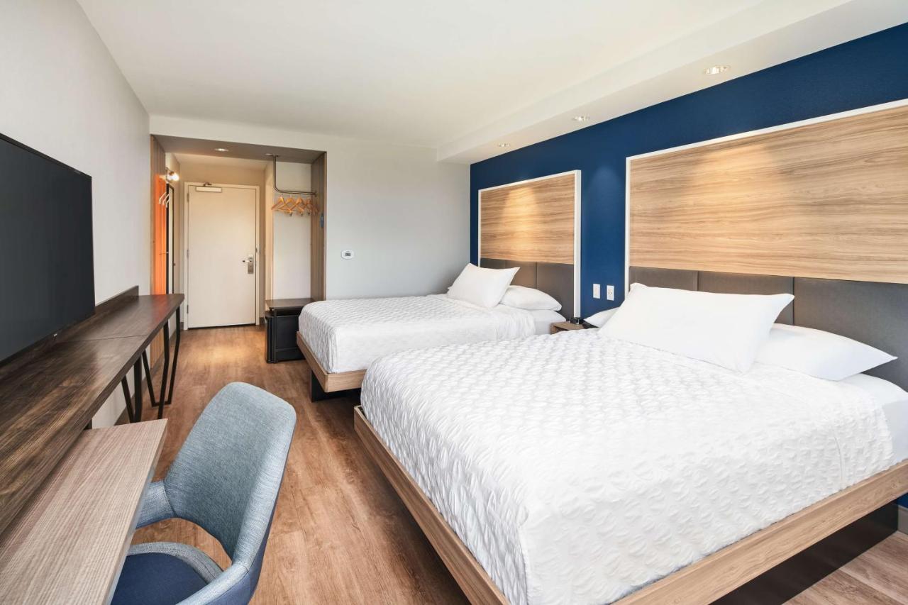 Queen Room with Two Queen Beds - Hearing Accessible at Tru By Hilton Ft. Lauderdale Airport