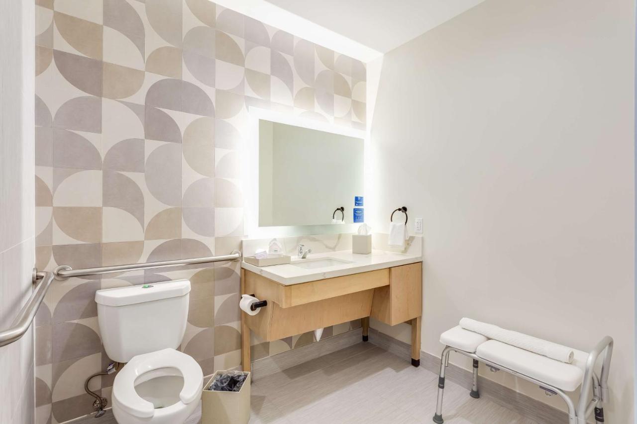 Queen Room with Two Queen Beds - Mobility Accessible at SERENA Hotel Aventura Miami, Tapestry Collection by Hilton