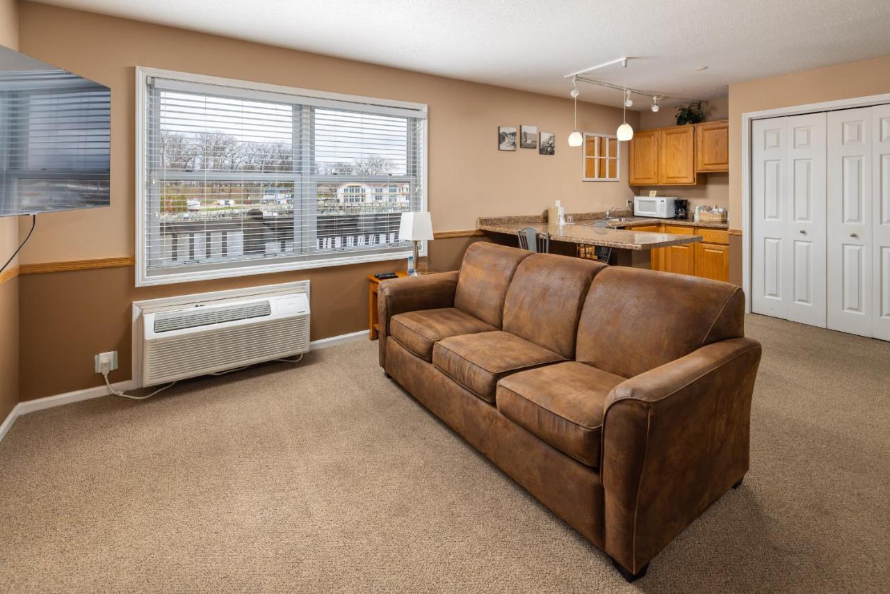 Deluxe Suite with Spa Bath at Old Harbor Inn