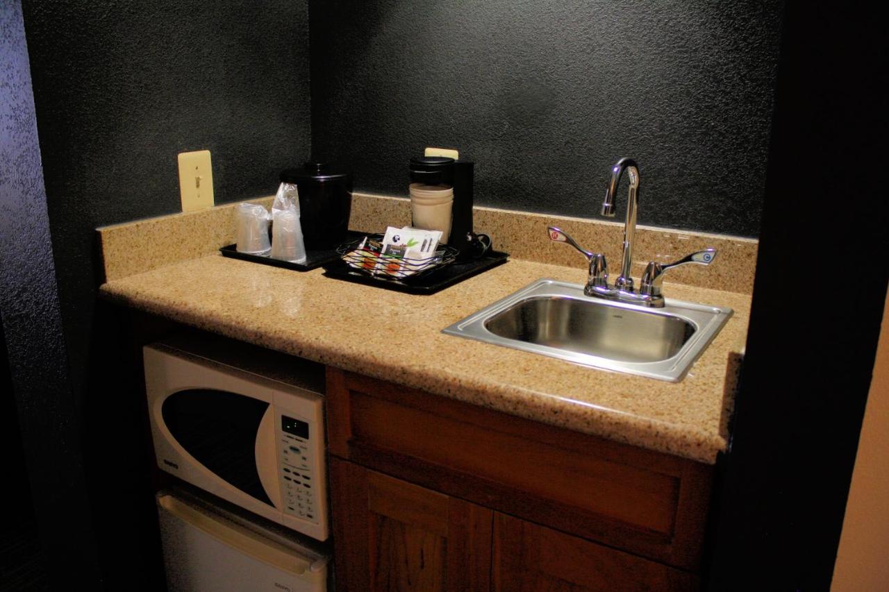 | Country Inn & Suites by Radisson, BWI Airport (Baltimore), MD