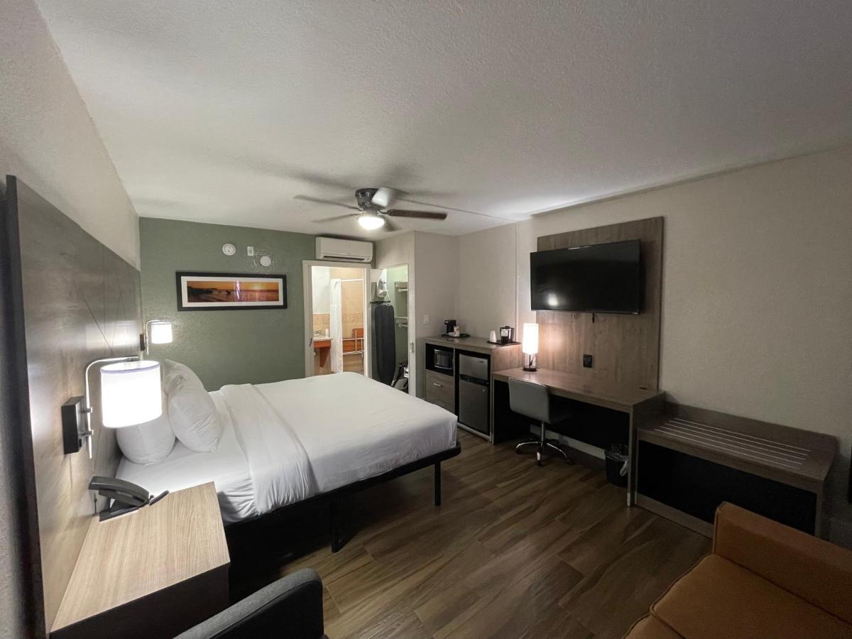 King Room - Accessible/Non-Smoking at Quality Inn & Suites Airport/Cruise Port Hollywood