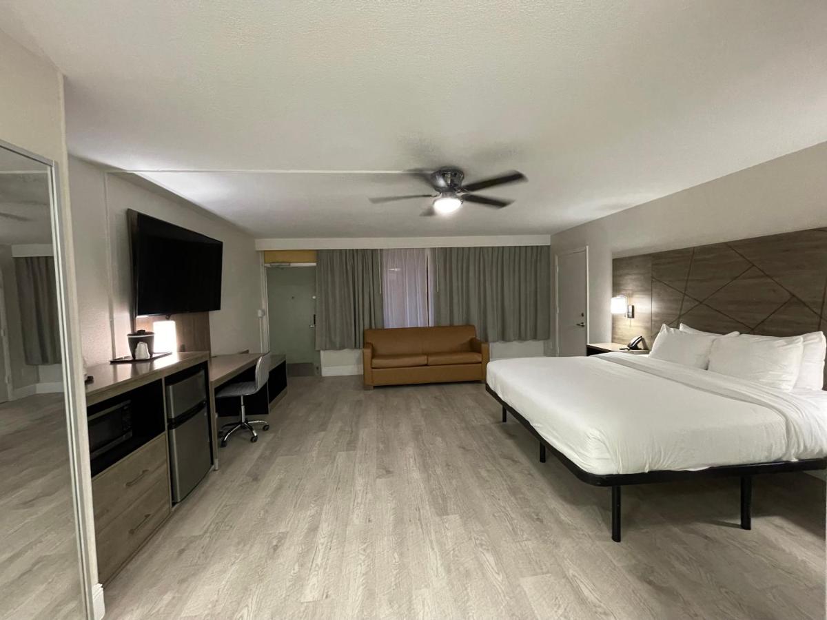 King Room with Jacuzzi - Non-Smoking at Quality Inn & Suites Airport/Cruise Port Hollywood
