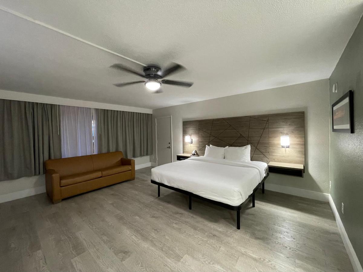 King Room with Jacuzzi - Non-Smoking at Quality Inn & Suites Airport/Cruise Port Hollywood