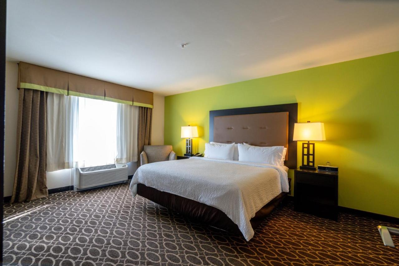 King Suite at Holiday Inn Murfreesboro, an IHG Hotel