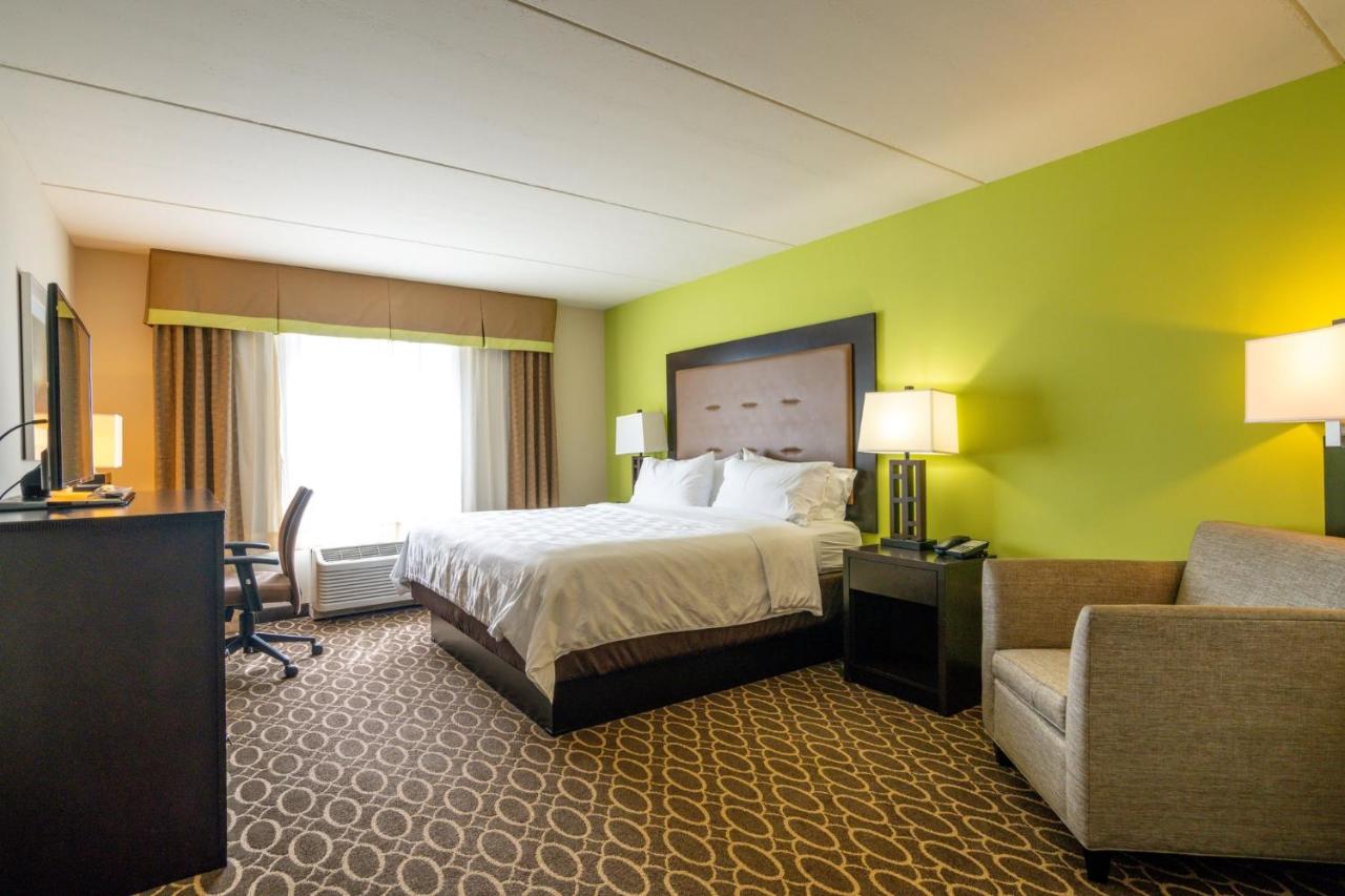 King Suite at Holiday Inn Murfreesboro, an IHG Hotel