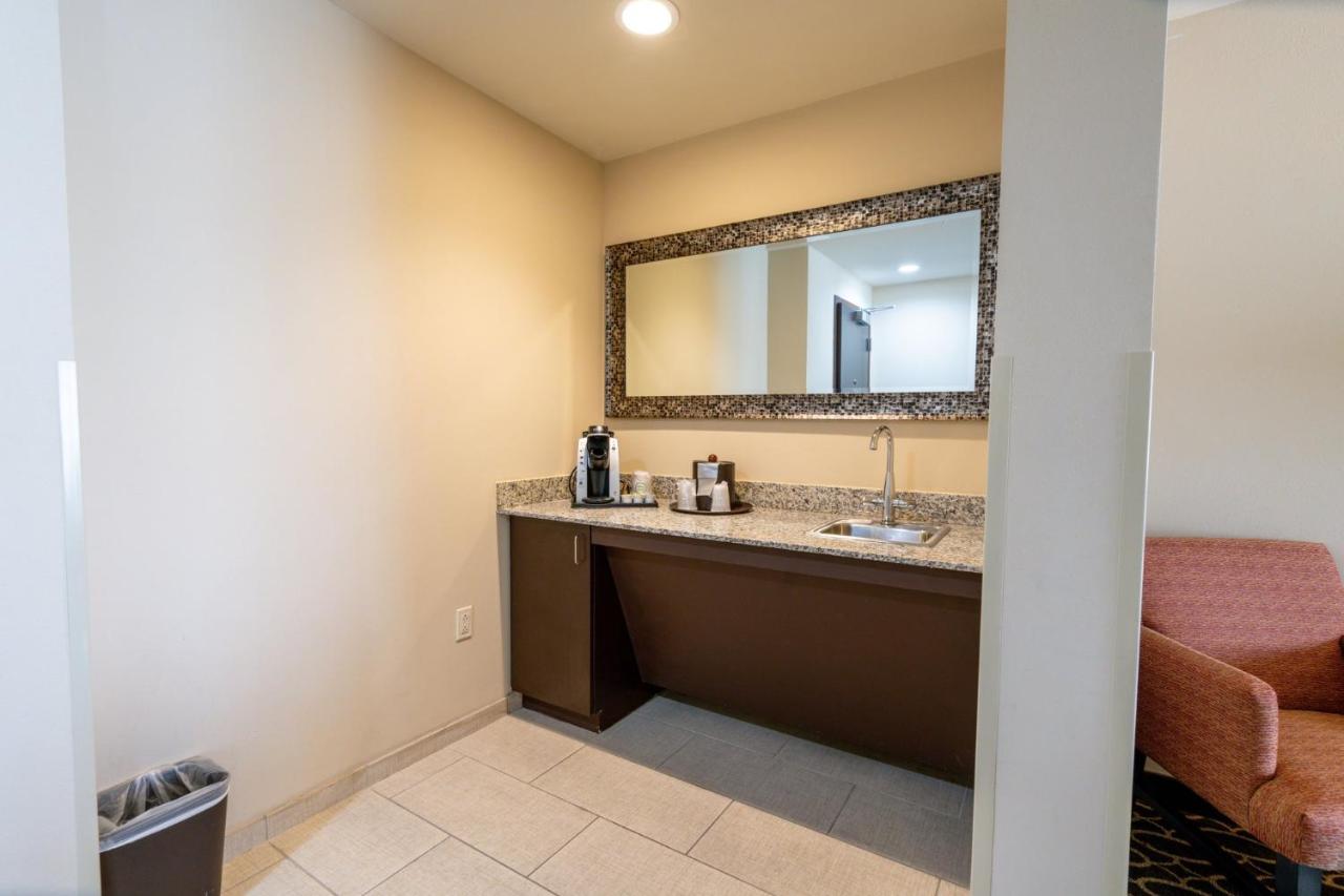 King Suite at Holiday Inn Murfreesboro, an IHG Hotel