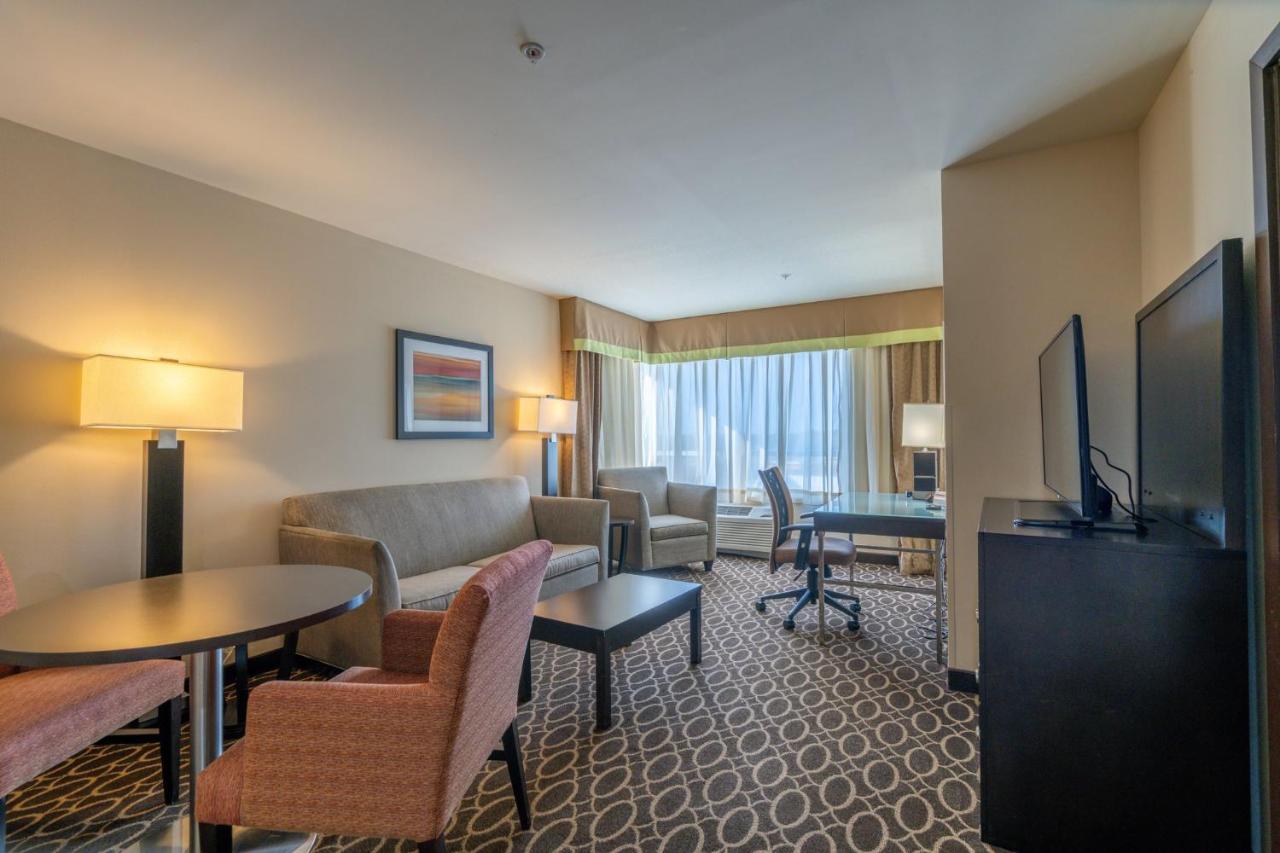 King Suite at Holiday Inn Murfreesboro, an IHG Hotel